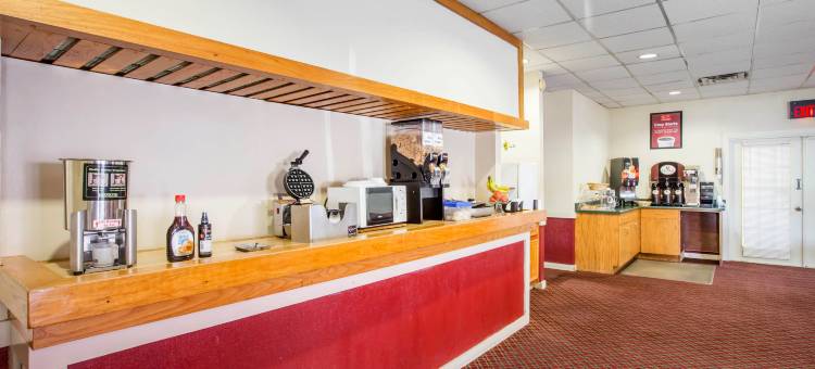 Perry Inn & Suites by Capital O National Fairground GA I 75图片