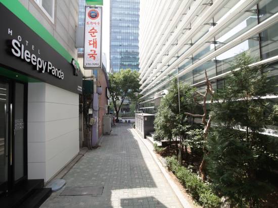 首爾鍾路區溪畔步道酣睡熊貓酒店