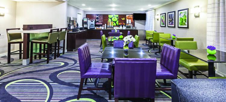 小石城北部麦凯恩购物中心拉昆塔温德姆套房酒店(La Quinta Inn & Suites by Wyndham N Little Rock-McCain Mall)图片