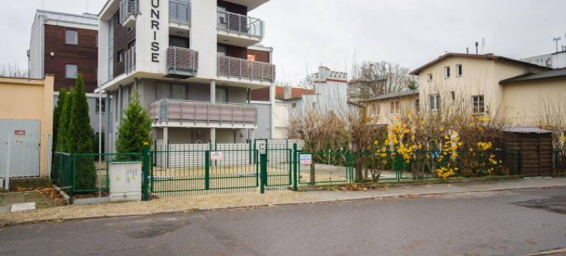 大教堂与房屋 - 日出公寓(Sunrise Apartments Close to the Beach & by Noclegi Renters)图片