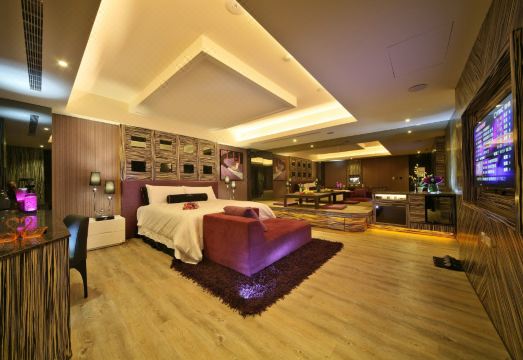 Double Motel Over view