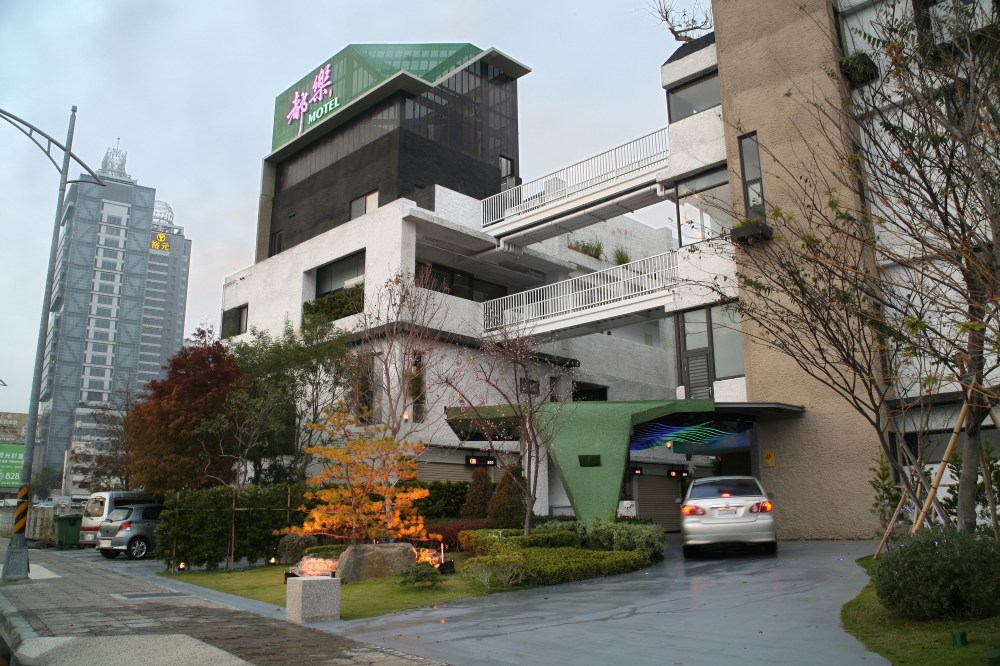 Double Motel Over view