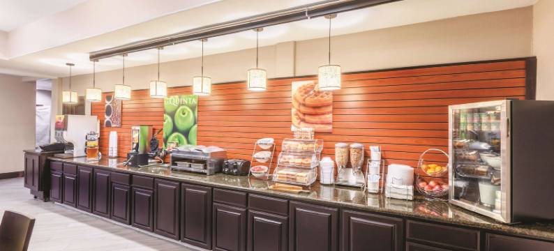 休斯敦布什国际机场东拉昆塔温德姆套房酒店(La Quinta Inn & Suites by Wyndham Houston Bush Intl Airpt E)图片