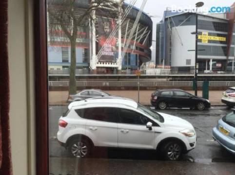 1菲兹哈蒙路堤公寓(1 Fitzhamon Embankment Apartments Opposite Principality Stadium - Long Stay Offer)