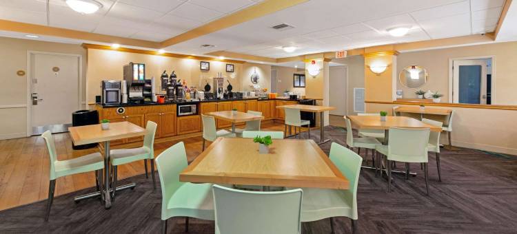 科勒尔斯普林斯南拉昆塔温德姆套房酒店(La Quinta Inn & Suites by Wyndham Coral Springs South)图片