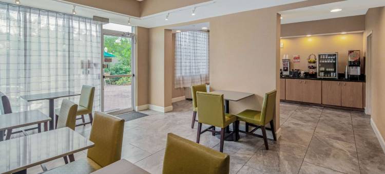 那不勒斯市区拉昆塔温德姆套房酒店(La Quinta Inn & Suites by Wyndham Naples Downtown)图片