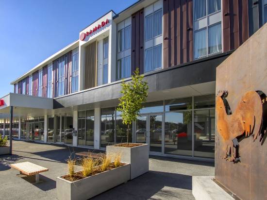 阿伯尼温德姆華美達套房酒店