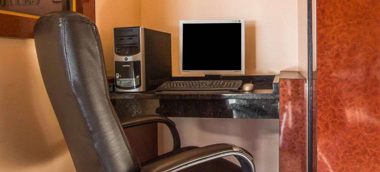 布朗瑞克1号公路附近罗德威套房酒店(Rodeway Inn & Suites Brunswick Near Hwy 1)图片