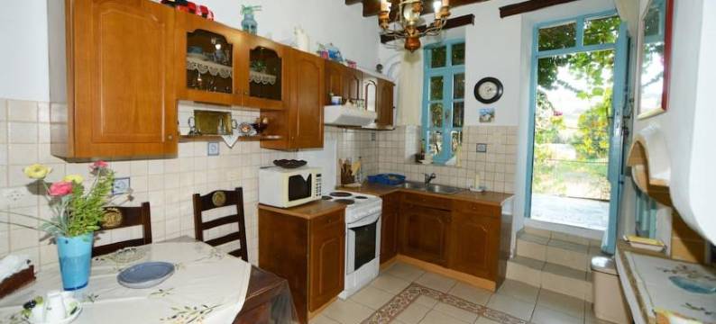 Traditional House by the Sea图片