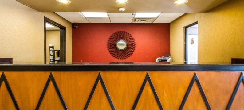 北克拉克斯维尔罗德威套房旅馆(Rodeway Inn & Suites)图片