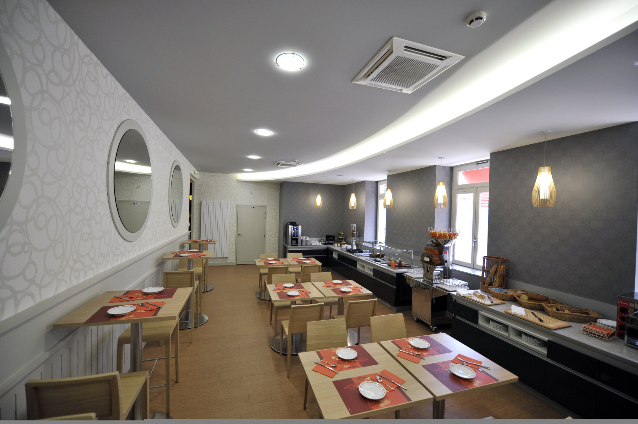 Logis Hôtel de Bourgogne - Mâcon Over view