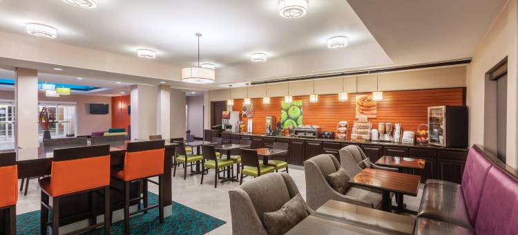 休斯敦布什国际机场东拉昆塔温德姆套房酒店(La Quinta Inn & Suites by Wyndham Houston Bush Intl Airpt E)图片