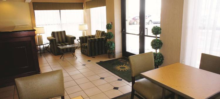 沃威克普罗维登斯机场拉昆塔温德姆套房酒店(La Quinta Inn & Suites by Wyndham Warwick Providence Airport)图片