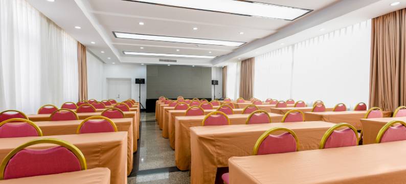 青岛金海红宇宾馆(栈桥青岛站地铁站店)图片