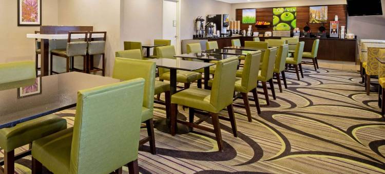 赫尔希哈里斯堡机场拉昆塔温德姆套房酒店(La Quinta Inn & Suites by Wyndham Harrisburg Airport Hershey)图片