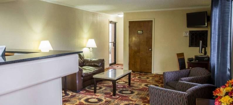 普利茅斯 64 号高速公路罗德威套房酒店(Rodeway Inn & Suites Plymouth Hwy 64)图片