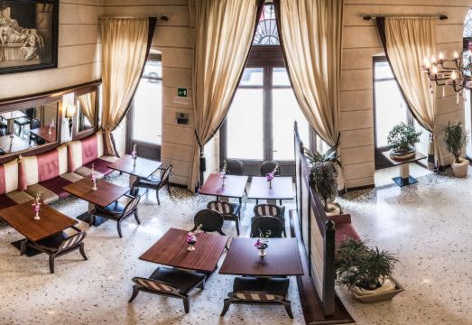 Victoria Hotel LetterarioHotel Overview