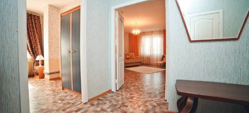 Weekend In The Center Next To The Railway Station图片