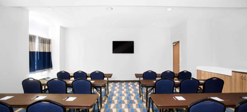 那不勒斯弗纳尔麦客达套房酒店(Microtel by Wyndham Vernal / Naples)图片