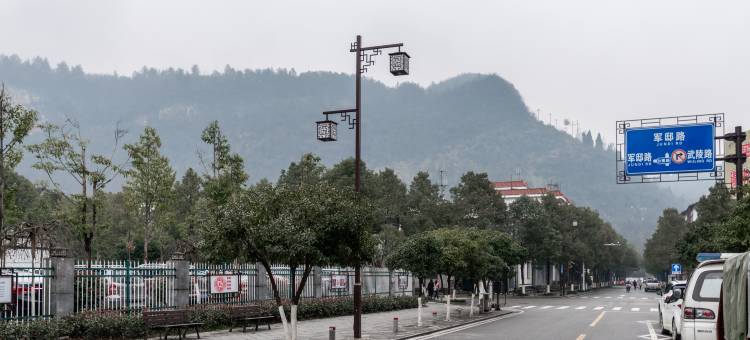 张家界梦里故乡客栈(武陵源标志门国家森林公园店)图片