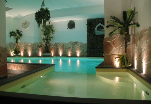 Hotel Due MariHotel Overview