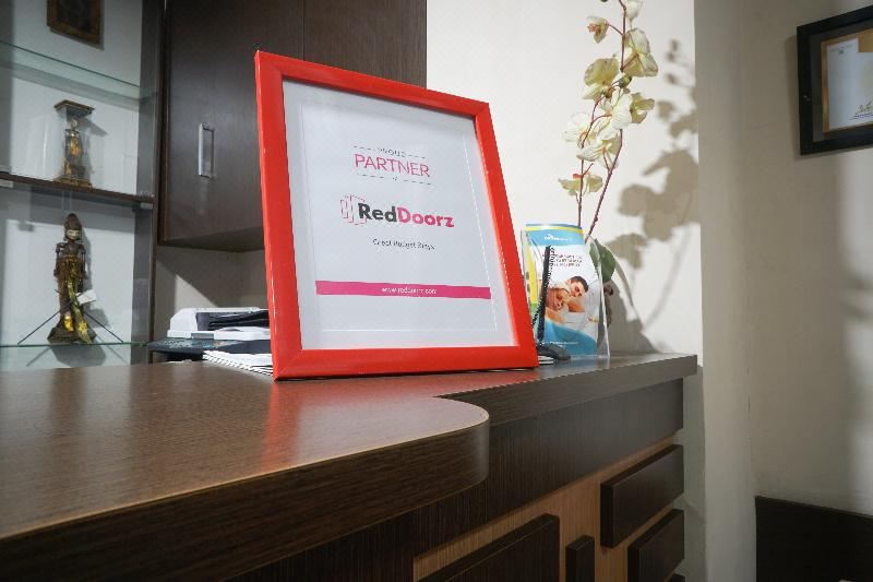Reddoorz Plus At Cihampelas 3 Hotel Reviews And Room Rates - 