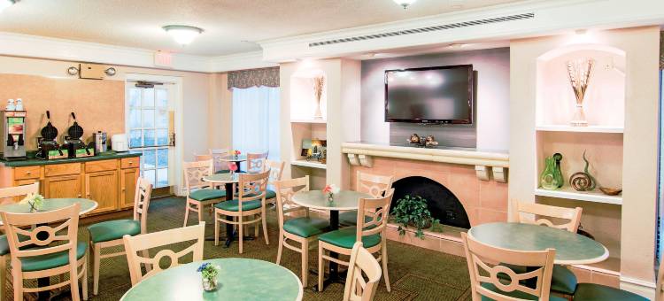 阿灵顿高地戴斯套房酒店(Days Inn & Suites by Wyndham Arlington Heights)图片