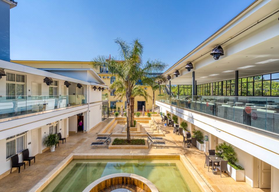 弥勒湖之梦温泉酒店外景图