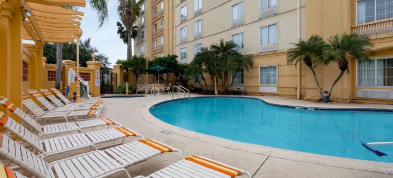 莱克兰西拉昆塔温德姆套房酒店(La Quinta Inn & Suites by Wyndham Lakeland West)图片