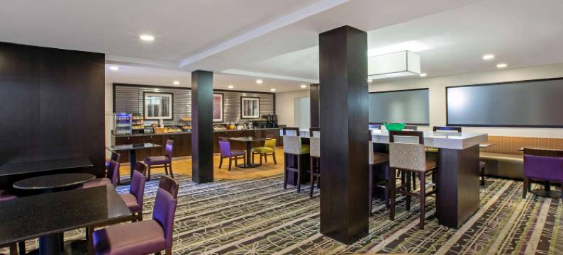 底特律都会机场拉昆塔温德姆套房酒店(La Quinta Inn & Suites by Wyndham Detroit Metro Airport)图片