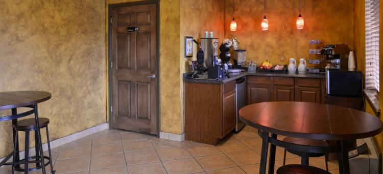 大学大道美洲最佳价值套房酒店(Americas Best Value Inn and Suites Little Rock)图片