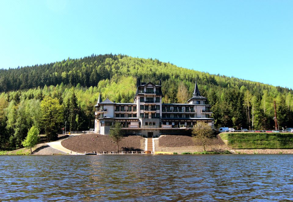 Retro Riverside Wellness Resort Over view