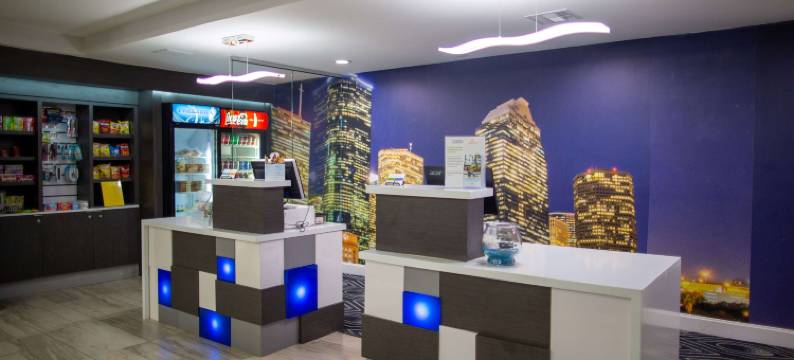 休斯顿东诺曼底拉昆塔温德姆套房酒店(La Quinta Inn & Suites by Wyndham Houston East at Normandy)图片