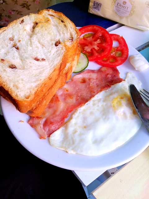 酥脆脆的很好吃～额外点了一杯咖啡,味道也不错～白砂糖换成棕糖更好