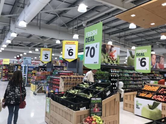 离机场步行5分钟,阳台对面就是国际南极中心,边上是超市