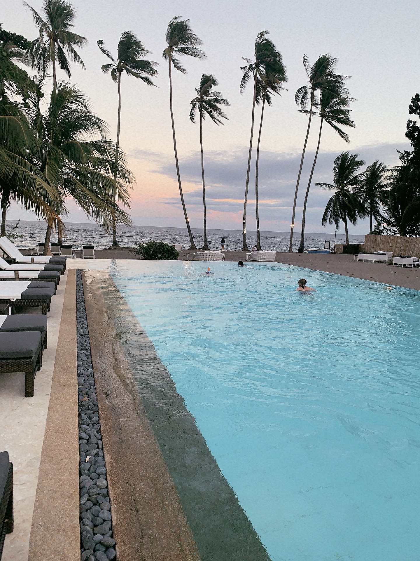愉快的体验，酒店很有特色，非常漂亮，特别推荐酒店的潜水俱乐部，我们参加了跳岛游，每人2000P，跟淘