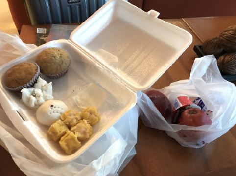 因为第二天一早就走来不及吃早餐,退房时前台已经打包好早餐给我们