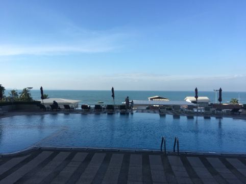 芭堤雅中天海滩迪瓦尔酒店