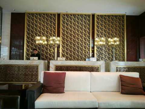 房间有单独饮用水管,吹风机.免费饮料只有纸包菊花茶,看着挺寒酸的.