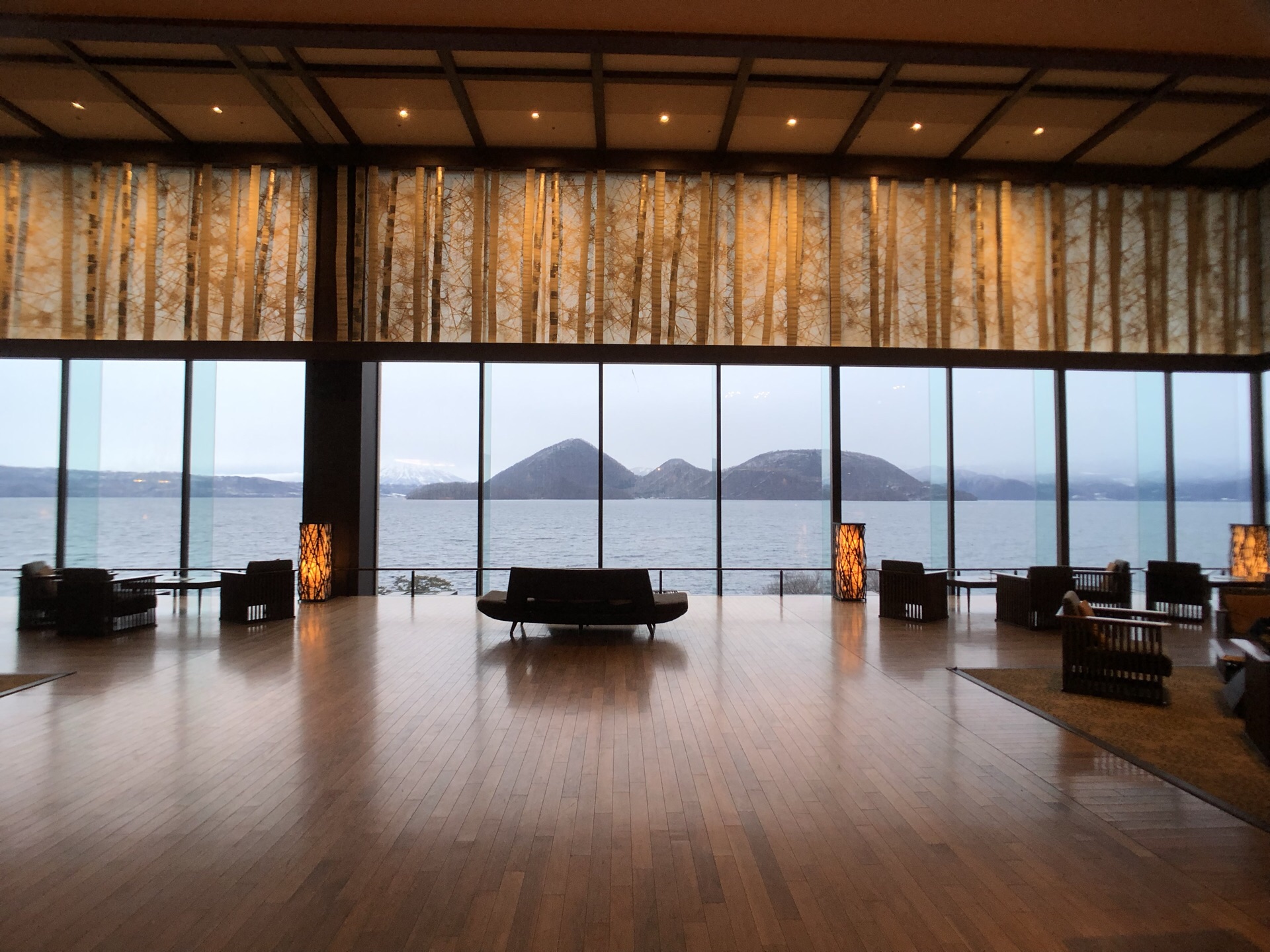 这趟北海道之行最期待的一家旅馆，大堂和餐厅都是非常宽广的落地玻璃让整个湖景一览无遗，房间和室外温泉也