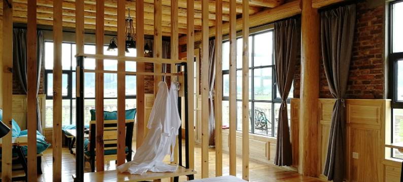 香格里拉东山顶上草原村舍图片