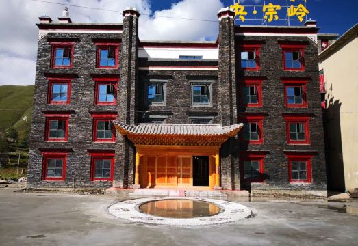 康定新都桥央宗岭酒店外景图
