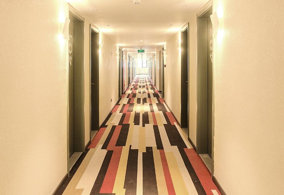 Ibis Hotel (Zhengzhou Tanshili Longhai Road Kaixuanmen) Hotel Overview