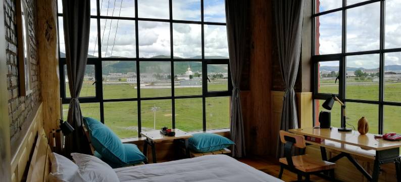 香格里拉东山顶上草原村舍图片