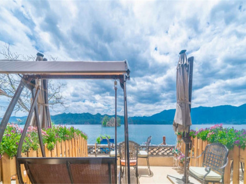 泸沽湖兰亭花苑·泊光观澜民宿