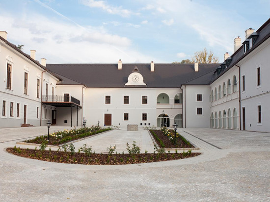 阿篷尼城堡酒店