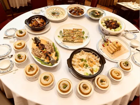 (位上)八珍薈萃翡翠盅+鮑汁扒海參+雲吞牛奶浸雞宴