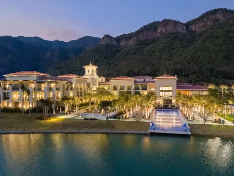 惠州+河源2天團·百億打造《河源春沐源温泉小鎮》保證入住棕櫚樹酒店~「龍骨樂園」「湖畔遊船」「光影水幕秀」