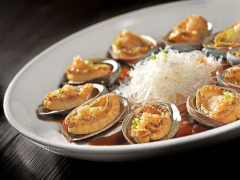 黄椒酱焗六頭鮮鮑魚+琉璃石岐脆皮乳鴿(每位半隻)