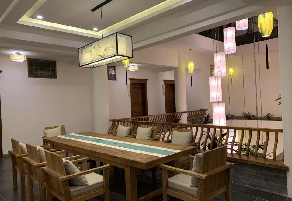 Xinlongmen GuesthouseHotel Overview